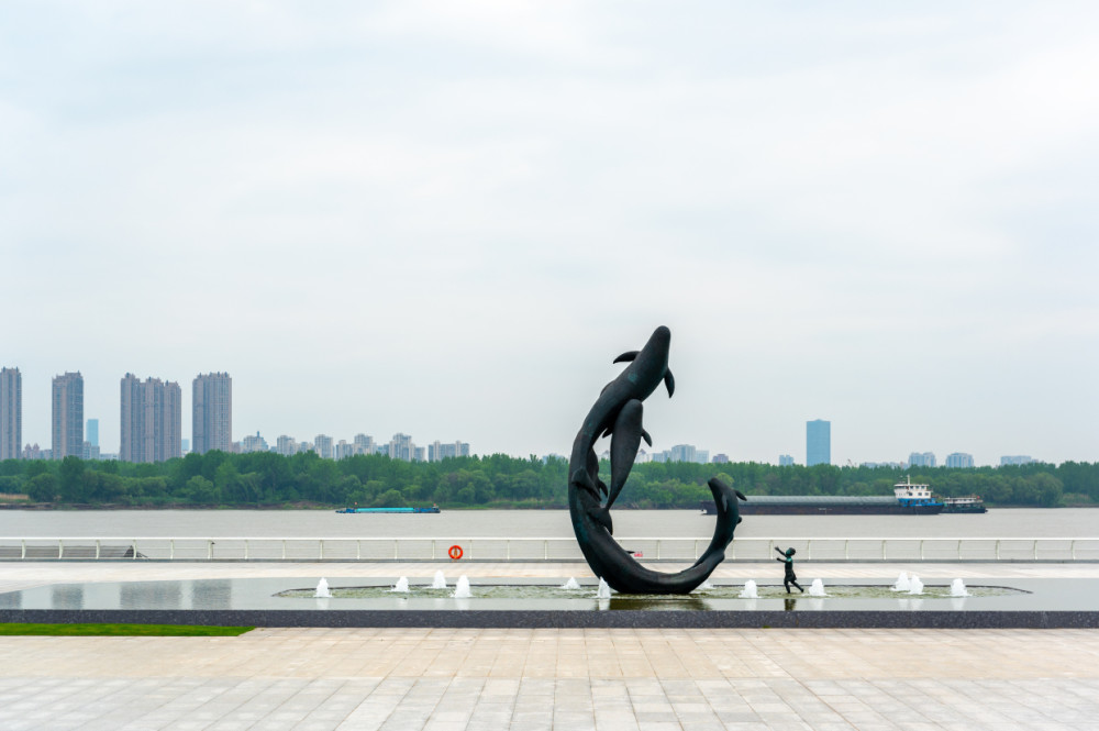 南京又添新地标地处江北新区扬子江畔一线江景尽收眼底