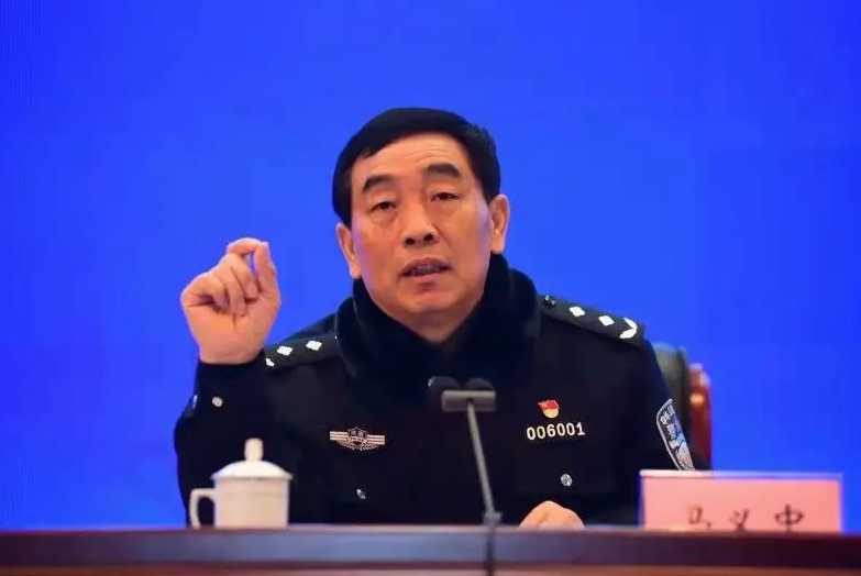 石秀田履新郑州市公安局党委书记曾说把办公桌搬到群众身边