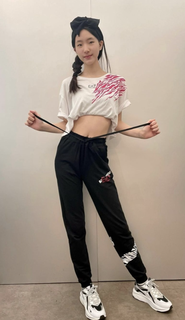 小s16岁长女晒甜美自拍,露纤细腰肢秀好身材