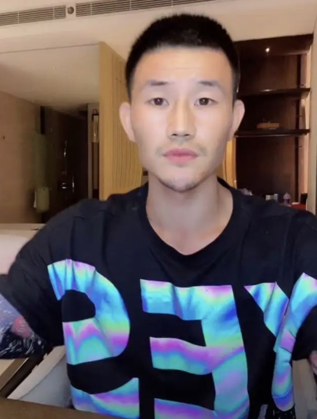 嘎子哥谢孟伟直播连麦,傲慢姿态被怒怼是"网络乞丐",网友拍手叫好