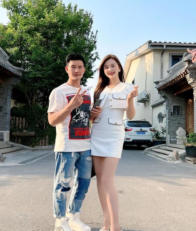 谢孟伟:520秀恩爱,夫妻逛街老婆郭姗姗个子比自己"高出一截"