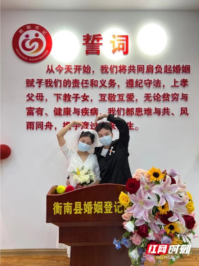 走进衡南县民政局婚姻登记服务大厅,空气中似乎都弥漫着甜蜜的气息.