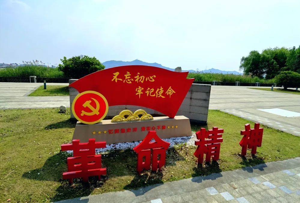 要记录下来青年朋友们走进红色教育基地感受不同时期扬中发展的时代