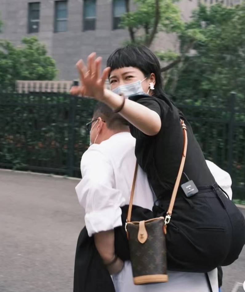 新郎新娘笑出了表情包,郝劭文背起老婆就跑的画面,满满都是爱