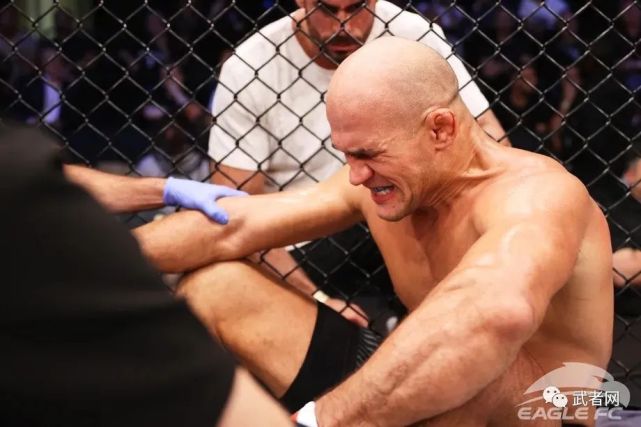 桑托斯受伤被tko告负,席尔瓦犯规与隆巴德无结果收场