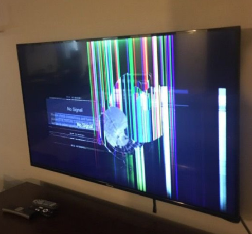 家里电视被砸图片图片