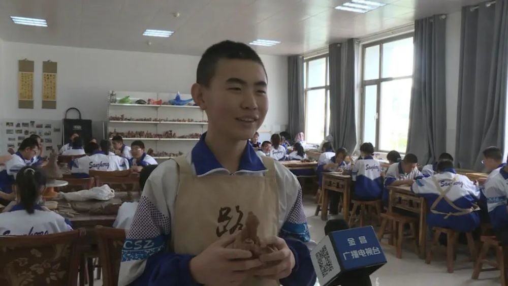 金昌市第三中学学生  王浩霖我很喜欢泥塑,因为泥塑