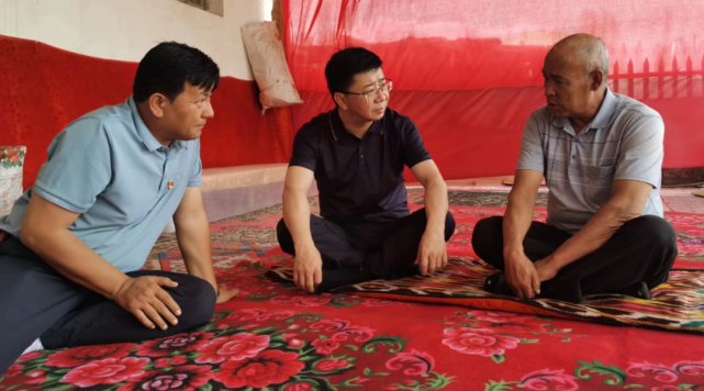 先后走访看望村民牙库甫·麦合木提,吐尔逊·尤力达斯,库万·肉孜