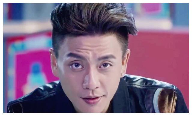 黄宗泽与36岁女明星共饮一瓶药水,本人当面澄清,称太熟没感觉