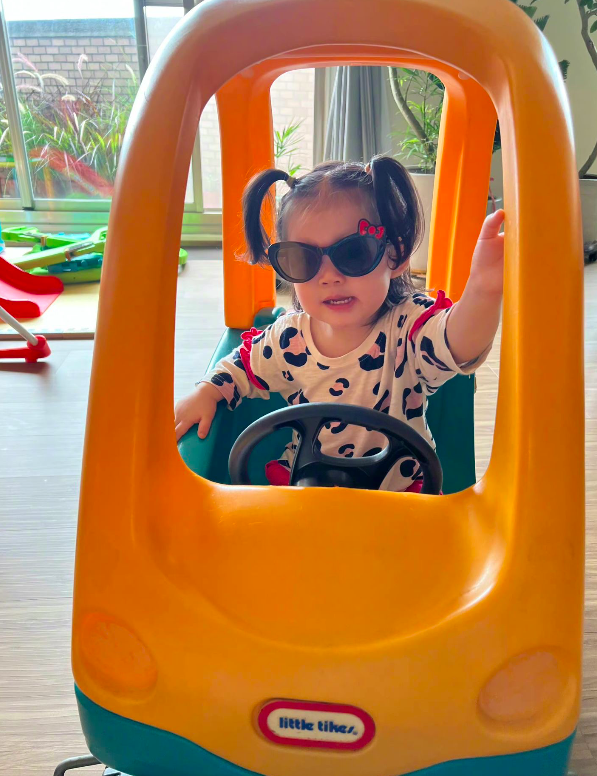 郭碧婷向佐女儿正面照曝光,颜值一般像普通人,不像父亲和母亲!