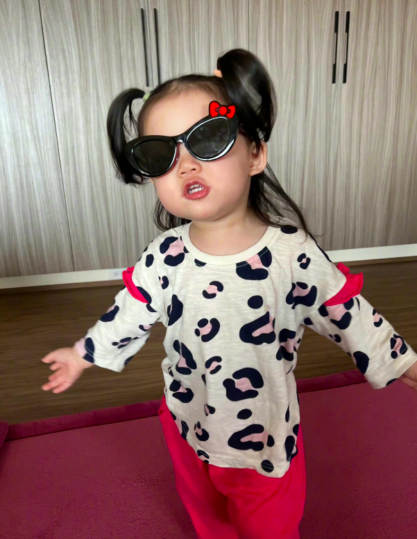 郭碧婷向佐女儿正面照曝光,颜值一般像普通人,不像父亲和母亲!