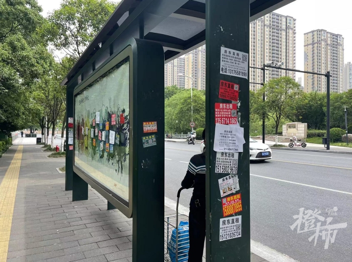 一个公交站台36张小广告新一代城市牛皮癣越来越多怎么对付