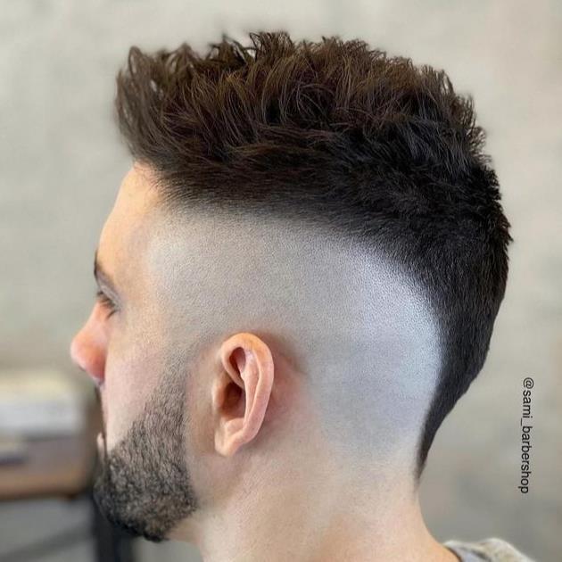 **款一看就很与众不同,两侧推短中间留一条,有点类似于鸡冠头的造型