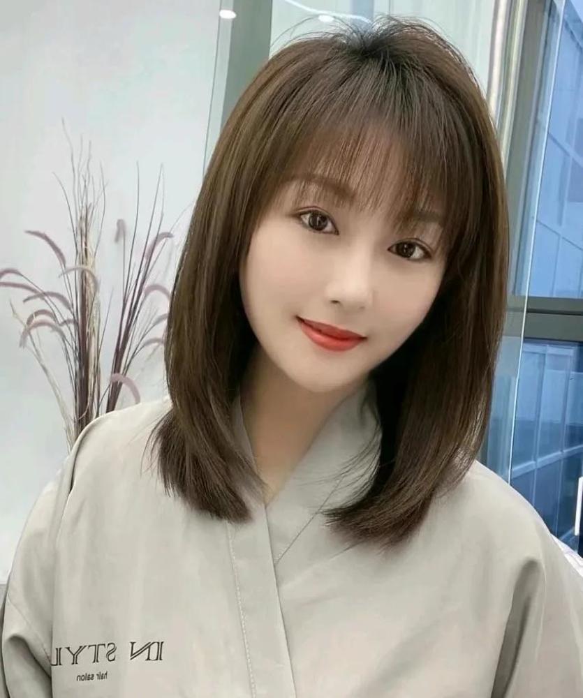 30岁女性要是选择中发的话,建议选择这种内弧发型,内弧造型属于一种