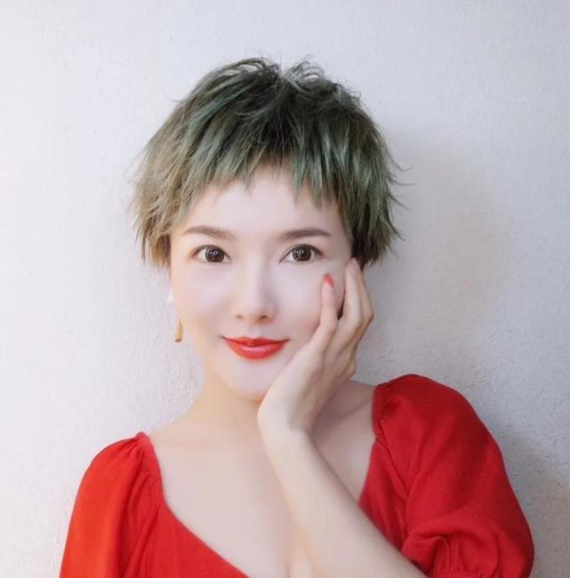 梳理都无法达到自己想要的造型,这位姐妹干脆直接剪成超短的碎寸发