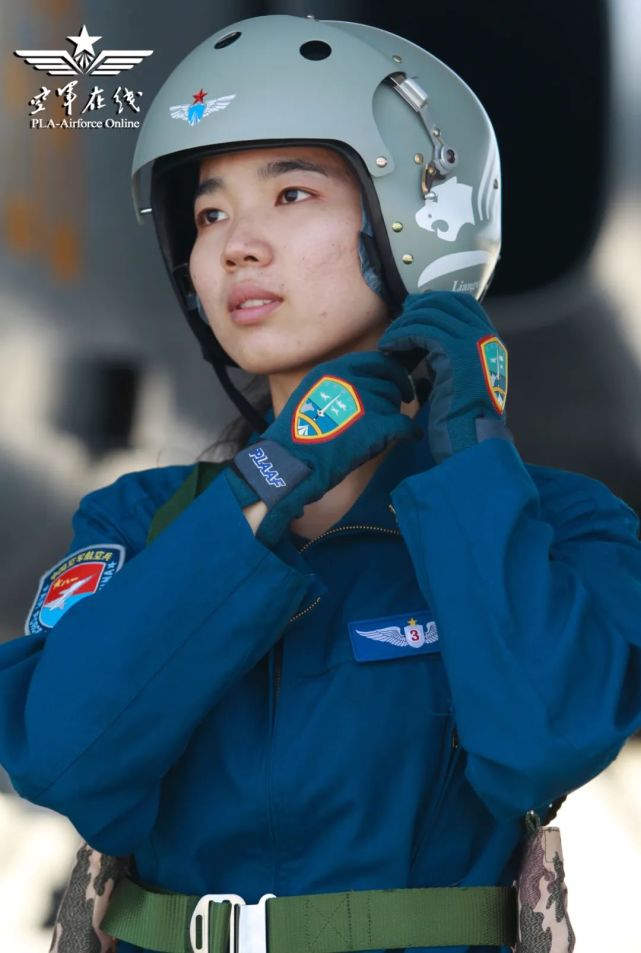 战斗机女飞行员梁潇清澈的爱献给祖国的蓝天