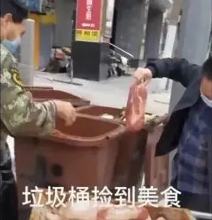 上海一垃圾桶现上百斤肉被工友捡到打算食用？熟食店回应