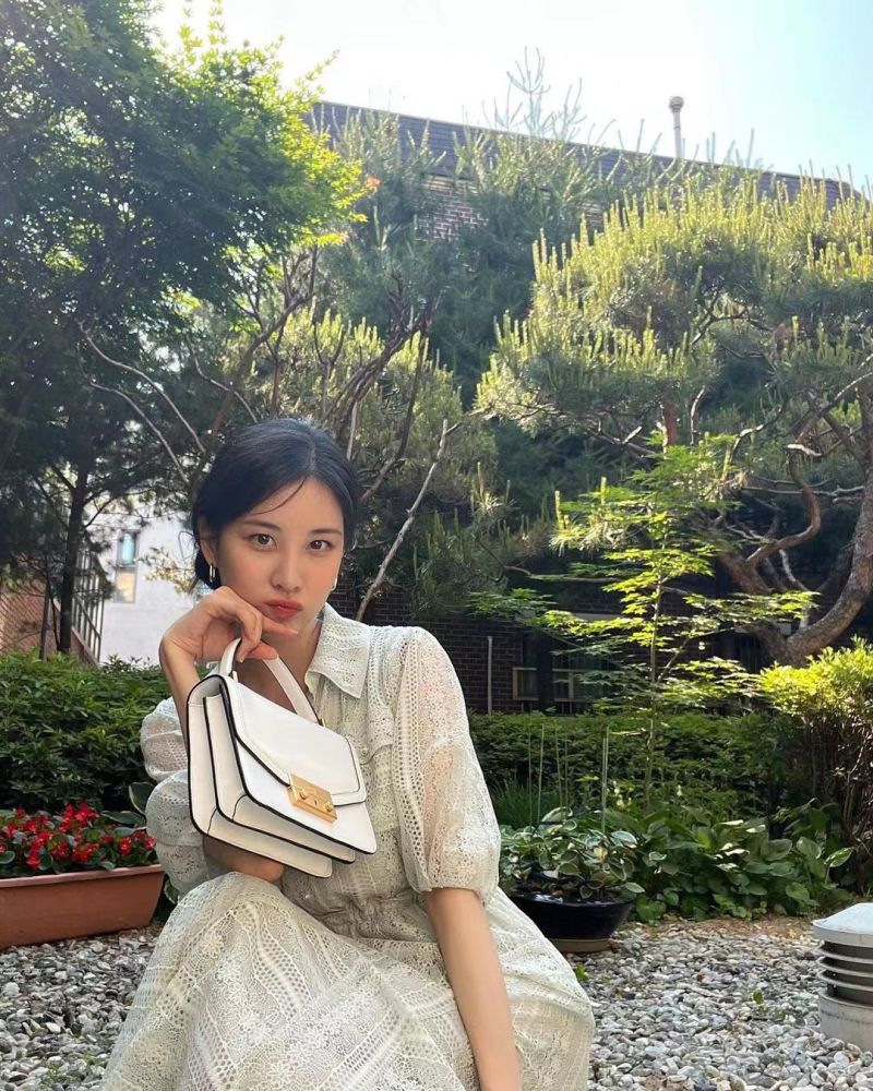 少女时代忙内徐贤近照 浅色连衣裙彰显女神气质 清新的视觉效果 腾讯新闻