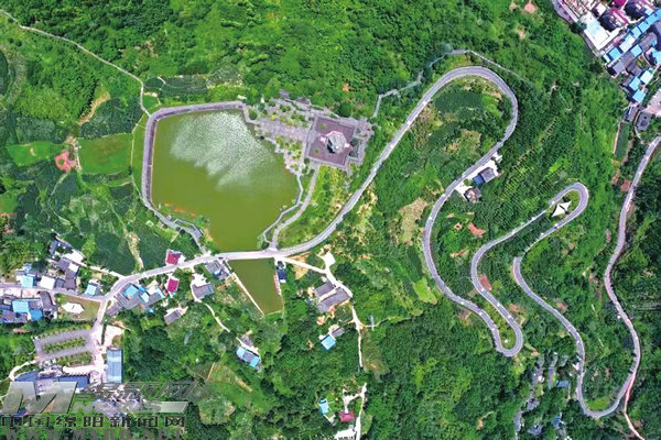 雲峰山楨楠林晨曦中的桌山黑石公園熊貓民宿村顓頊帝像烈焰傳千年