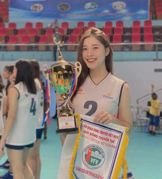 湖北老球迷注:邓氏缘和两位美女相比,阮氏碧宣显然不是一个画风.