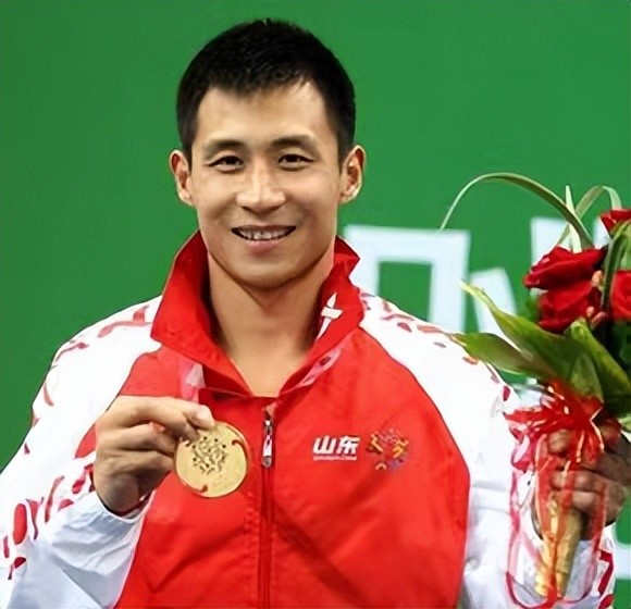 跳水冠军王峰:数十年磨一剑终夺冠,妻子为他毅然辞职