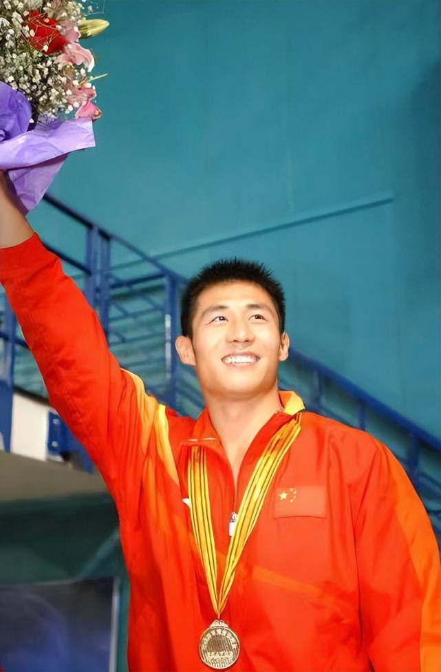 跳水冠军王峰:数十年磨一剑终夺冠,妻子为他毅然辞职