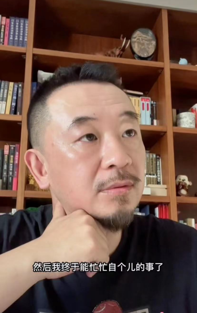 黄海波告别娱乐圈后生活单一,育娃看片满脸憔悴,三口挤朴素住宅