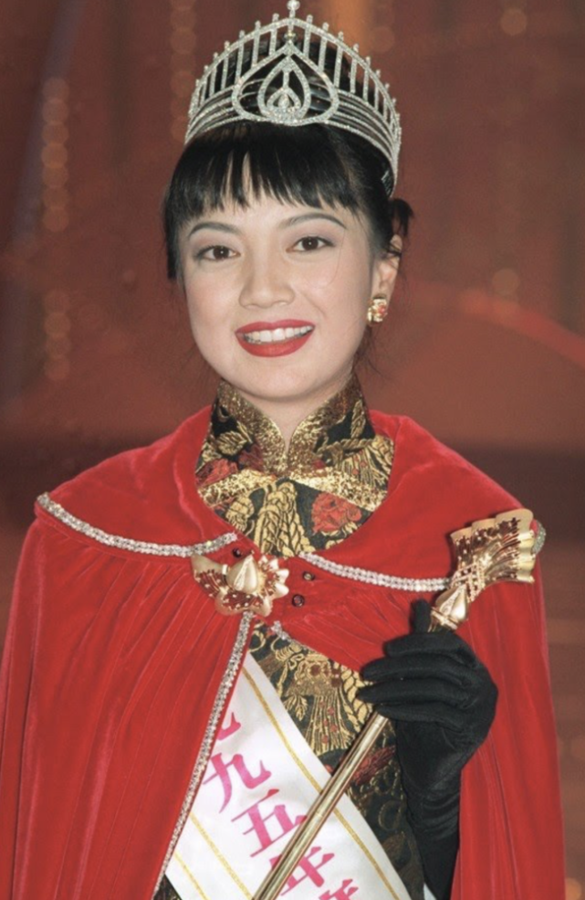 52岁杨婉仪晒全家福独欠老公身影,17岁女儿性取向已获妈妈支持