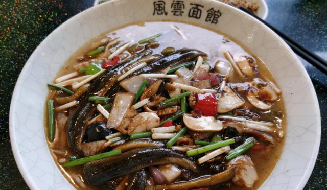 淮安這家專做特色長魚面的麵館,早上6點人擠人,飯點人滿為患