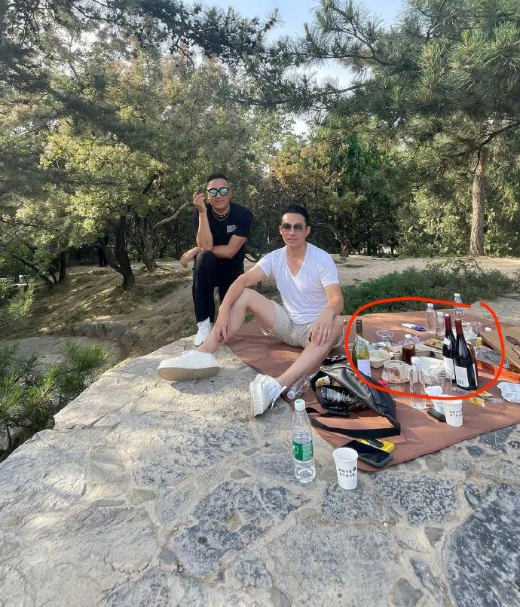 再添实锤汪小菲发照片细节太多和张颖颖公园野餐还送玫瑰花