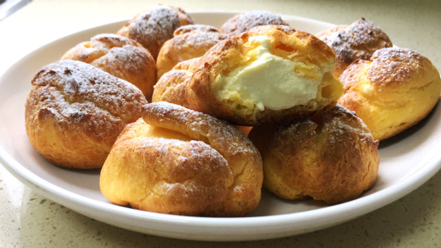 巧克力奶油泡芙,一口下去,外壳香酥可口,奶香味十足