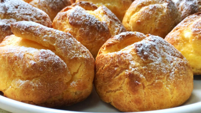 巧克力奶油泡芙,一口下去,外壳香酥可口,奶香味十足