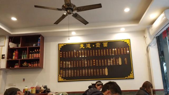 無錫這家麵館創新菜品,一碗地獄牛蛙面20塊錢,新菜單掛滿一面牆