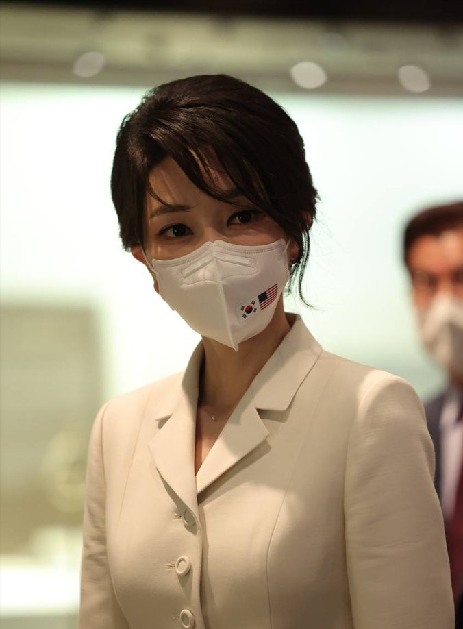 49岁韩国新第一夫人欢迎拜登!罕见盘起头发更美了,就是脖子前倾插图1