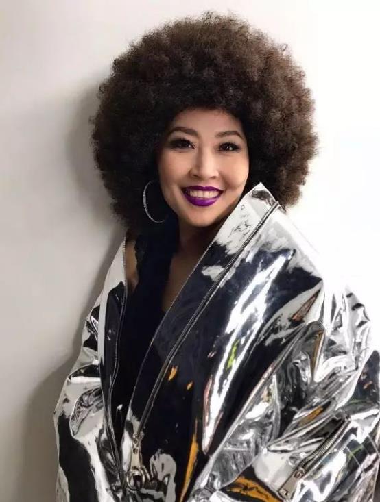 张蔷:事业巅峰退圈结婚,两段婚姻两个孩子,54岁归来依旧是女王