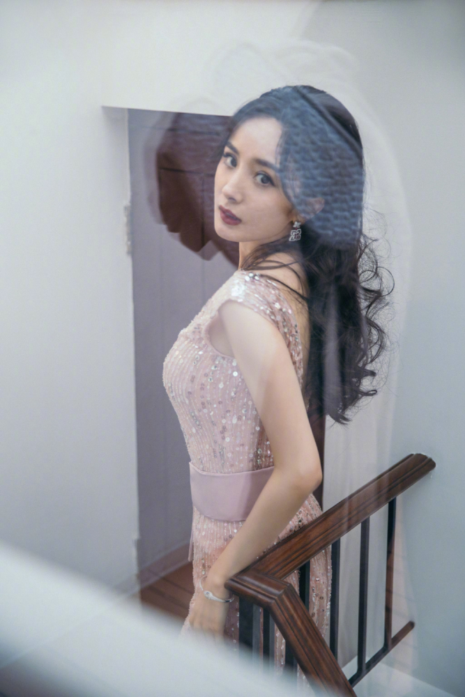 杨幂真大胆!穿粉色深v礼服大秀美背,尽显性感魅惑_腾讯新闻