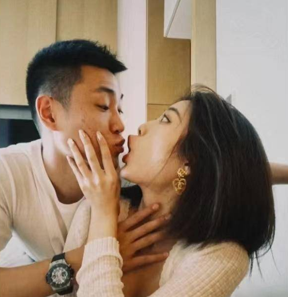 社媒示爱!高诗岩高调表白传媒大学校花,女友穿泳装颜值高