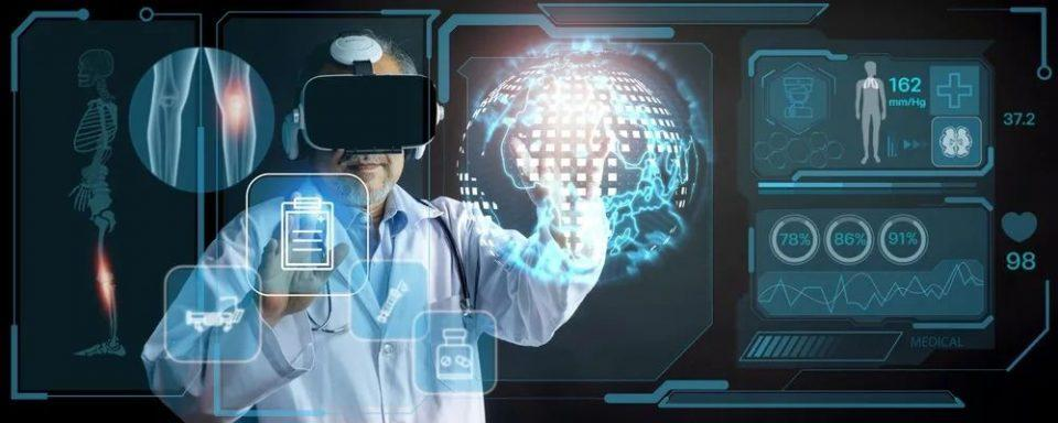 图片展示一位佩戴虚拟现实眼镜的医生，正在操作未来感十足的数字界面，周围是各种医疗信息和人体扫描图像。