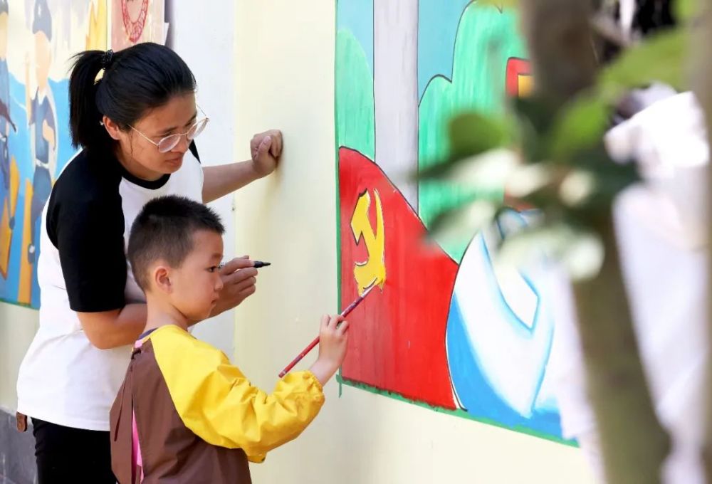 傳承紅色基因凝聚中國力量東光縣幼兒園紅色文化牆親子繪畫活動