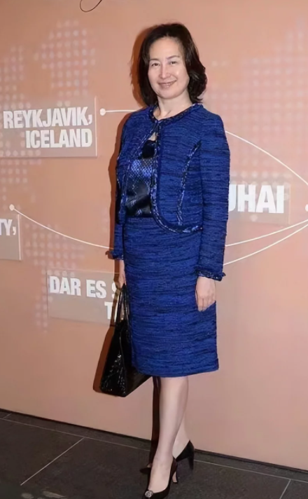 何超琼参加活动真低调!蓝色套装裙还挺显肚腩,贵妇范十足