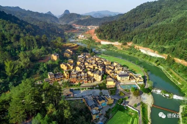 俯瞰那温村那温村地处广西百色市德保县城关镇东部,是依山傍水风光