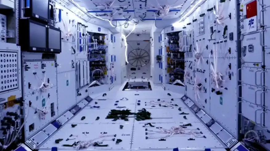 国际空间站最多可容纳13人,中国空间站最多只能容纳6人,为何?
