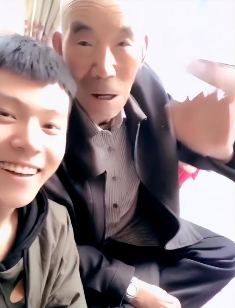 变形记最感人男孩当掉8万项链给爷爷治病被爷爷改变一生