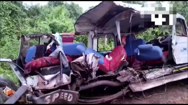 印度21名村民挤一辆车去参加婚礼，回家半路撞树致7人死亡优美的英语短文加翻译
