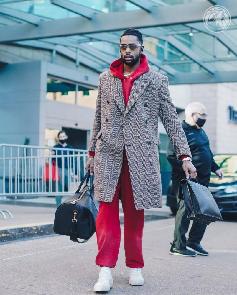 拉塞尔的穿衣真的挺有格调的