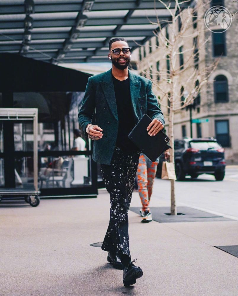 拉塞尔的穿衣真的挺有格调的676767_腾讯新闻