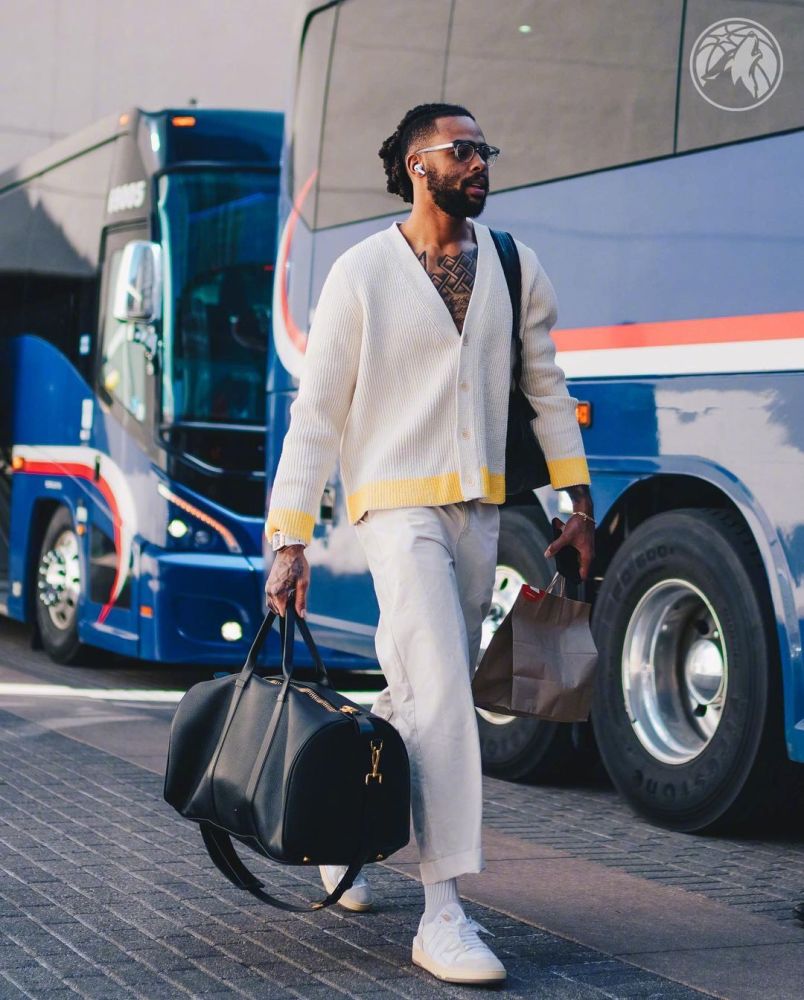 拉塞尔的穿衣真的挺有格调的