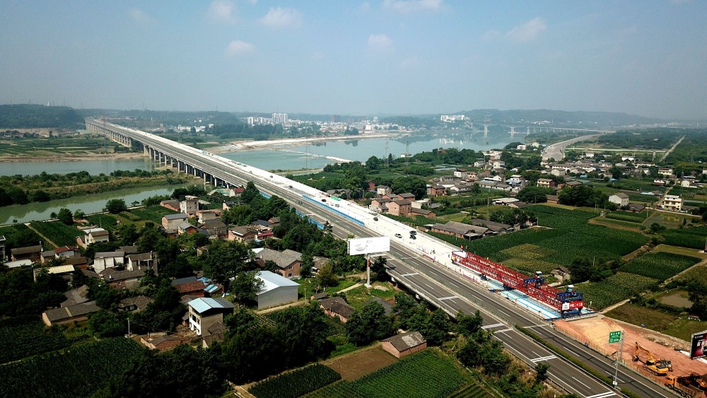 成绵苍巴高速全线最长桥梁架设完成