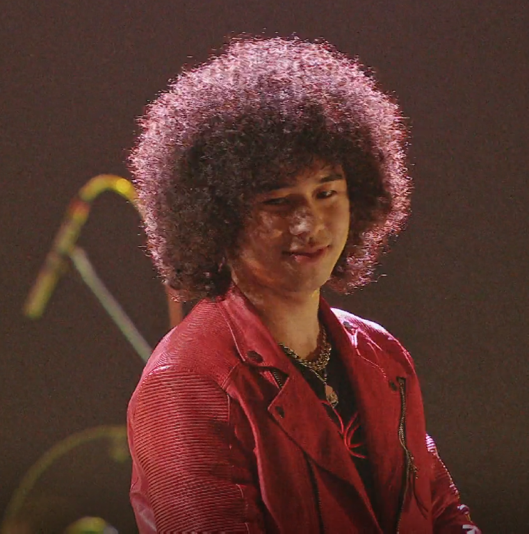 所有林子祥的魅力,都是曾比特的压力,无论如何,他都只能硬着"爆炸头"