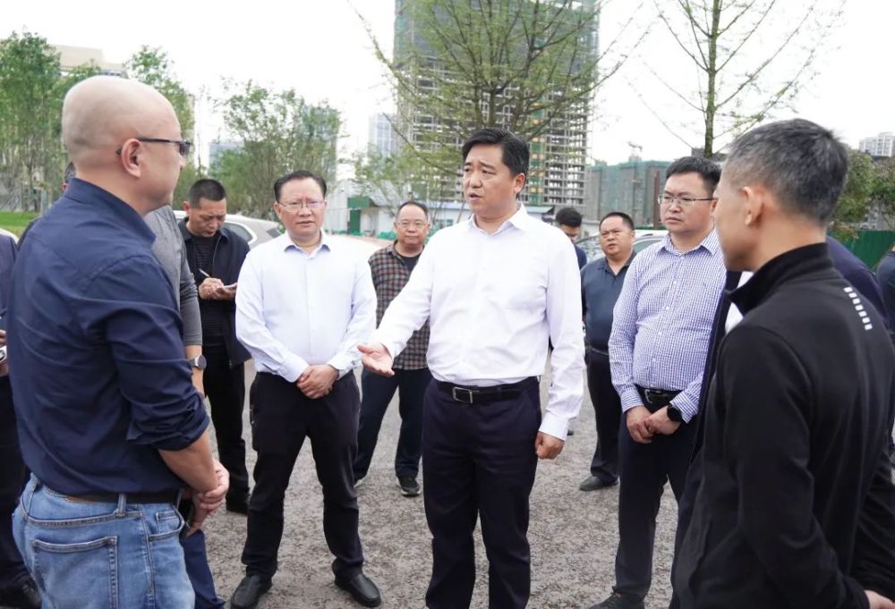 区领导钟维平,汪修柱,李宗权,宋庆伍参加调研.